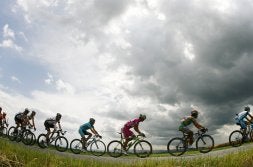 El ciclismo profesional lleva sufriendo durante dos años las consecuencias de la Operación Puerto.[ap]