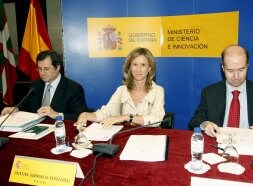 La ministra Garmendia, con el secretario de Estado de Universidades. [efe]