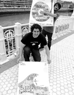 Iñaki Bandrés y Sancho Rodríguez con el cartel. /FRAILE