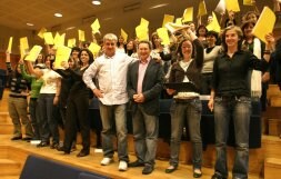 Stefano Cucci, en el centro, con Sainz Alfaro y los miembros del Orfeón.  /MIKEL FRAILE