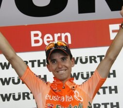 Igor Antón sonríe en el podio de la Vuelta a Suiza. /AFP