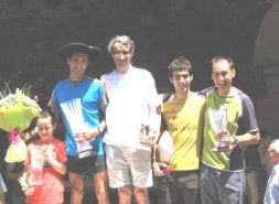 Podium masculino y femenino del cross organizado por el C.D. Erreka. /TELLECHEA