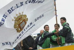 Remeros de Hondarribia, con la Bandera de La Concha ganada en 2005. /J.M. LOPEZ
