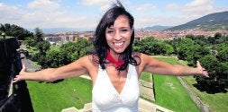África Baeta nació en Barcelona pero se considera pamplonica. En la foto posa delante de Iruña en plenos sanfermines. /LUIS AZANZA
