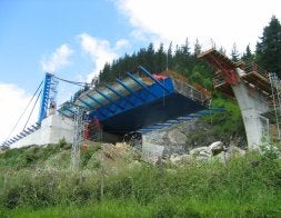El puente de Arbizelai tal y como se encuentra en la actualidad, Maqueta de cómo quedará en el futuro. /JOXEBI