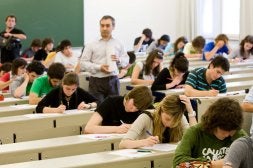 Estudiantes durante el examen de selectividad para acceder a la universidad. /USOZ