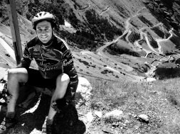 Raffaele, un gran aficionado al ciclismo, en el mítico paso del Stelvio. / DV