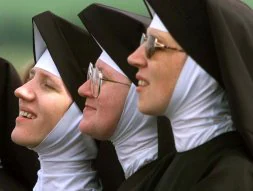 Tres monjas jóvenes asisten a la celebración de una misa en Roma. /REINARD KRAUSE /REUTERS