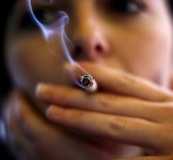 El tabaco agudiza el riesgo de sufrir un infarto. /REUTERS