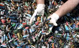 Decenas de pilas se amontonan en una empresa de reciclado. /PEDRO URRESTI