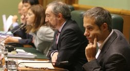 José Miguel Fernández (EB), en primer término, sustituye desde ayer a Kontxi Bilbao en la Mesa del Parlamento. /TELEPRESS