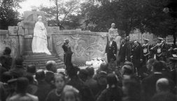El monumento a la reina María Cristina. Con los años ha habido algunos retoques. /USOZ