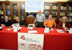 El secretario general del PSE-EE de Gipuzkoa y los cuatro alcaldes en dos momentos del homenaje en la Casa del Pueblo./ARIZMENDI