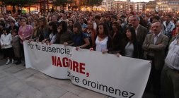 Amigas de Nagore sujetan la pancarta y tras ellas, Asun Casasola, junto a su marido Txomin y su hijo Javier. /F. DE LA HERA