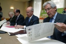 Olano, Campos, Uriarte y Etxenike suscriben el acuerdo. /TELEPRESS