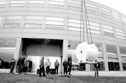 El escáner, que pesa 25.000 kilos, llegó el miércoles al centro de Miramon. /E. APARICIO/BIOMAGUNE