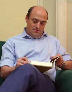 Eric Frattini, firmando uno de sus libros.