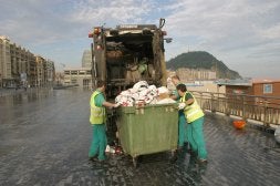 El tratamiento de las basuras, como estas de la Zurriola donostiarra, resulta más caro que el insostenible sistema del vertedero.         JOSÉ MARI LÓPEZ