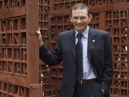 Ibarretxe, junto a una escultura a la entrada de la Cámara vasca. /J. I. USOZ