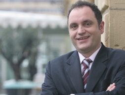 Ion de la Riva, embajador español en la India, en una visita a San Sebastián. /AYGÜES