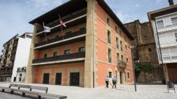 Antiguamente fue el Palacio Arizabalo, hoy es el Ayuntamiento pasaitarra. /ARIZMENDI