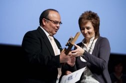 María Luisa Irigoien recoge su premio en el escenario del Kursaal. /USOZ