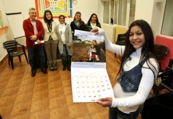 Sheila sujeta el calendario, ante la mirada de San Martín, Cenizo, Borja, Martínez y Alaya. /F. DE LA HERA