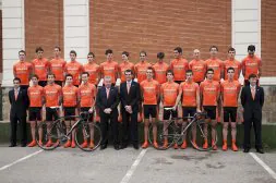 Euskaltel-Euskadi aprovechó su primer entrenamiento conjunto de 2009 para estrenar la nueva ropa de carretera que llevará el equipo. /USOZ