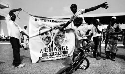Seguidores de Atta Mills, el nuevo presidente ghanés, muestran una pancarta en la que aparece con Obama.  /REUTERS