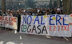 Manifestación de trabajadores de Cegasa contra el cese de la producción /E. ARGOTE