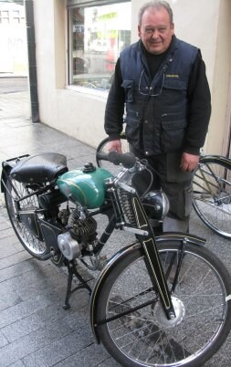 Ayerza, con una motocicleta restaurada de Eibar, de 1948.