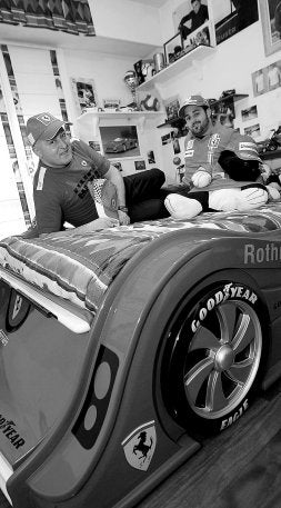 Ernesto, Imanol y mascota. Si la foto fuera en color... ¡rojo! /USOZ