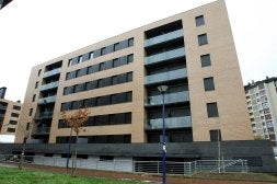 Este edificio de Larzabal, Errenteria, acoje 120 viviendas de protección oficial. Se inauguró hace dos meses, aunque el sorteo se realizó en 2005. / IÑIGO ARIZMENDI
