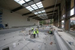 En las piscinas de Etxadi habrá cabida a cursillos de matronatación, aqua fitness, natación terapéutica, infantil y para mayores. /JUANJO AYGÜES