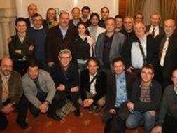 Ponentes, organizadores y cocineros posan en Miramar tras las conferencias de la tarde./ MICHELENA