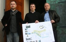 El arquitecto Javier Puldain, la izquierda, con los ingenieros Jon Izagirre y Pedro Idarreta. /OLIDEN