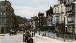 La calle Zubieta en 1889, cuando llegó la reina de Inglaterra y en la actualidad. /LOBO ALTUNA