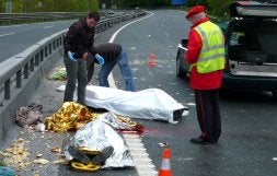 Retirada de la calzada de los cadáveres de los dos fallecidos. /MARIN