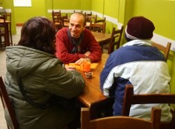 José Antonio Lizarralde, , conversa con dos personas en el aterpe de Donostia. /LUSA