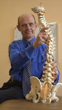 «Malas posturas pueden producir deformaciones en la espalda de los niños»
