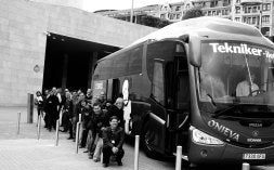 Profesionales de Tekniker con el autobús de la creatividad.
