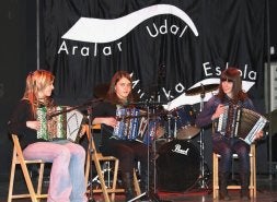 Alumnas de la escuela de música durante su actuación. /URRIZALKI