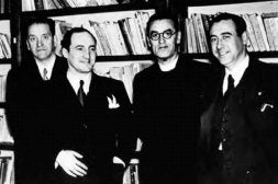 Manuel de Irujo, José Antonio Aguirre y el sacerdote Alberto Onaindía, junto a una persona sin identificar. /EFE