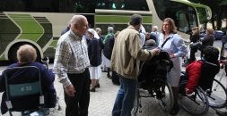 Algunos de los viajeros a Lourdes partieron desde la plaza de Gipuzkoa de San Sebastián. / MICHELENA