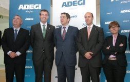 El lehendakari Patxi López, a su llegada, con Iñaki Arriola, Markel Olano, Eduardo Zubiaurre y Gemma Zabaleta. /AYGÜES