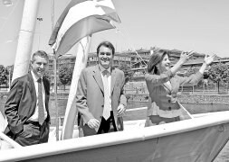 Iñigo Urkullu, Artur Mas e Izaskun Bilbao dieron ayer un paseo en barco por el Nervión. /EFE