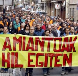 Manifestación en Beasain para exigir salud laboral contra el amianto. /EFE