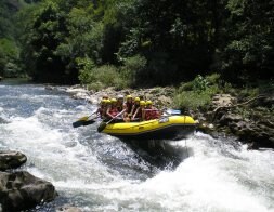 El descenso en aguas bravas en el río Errobi es una alternativa.