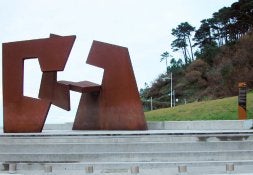 Aspecto futuro del panel (derecha) junto a la escultura de Oteiza.