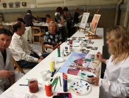 El club de arte organizó un taller de pintura en los espacios interiores de Tabakalera. /LUSA